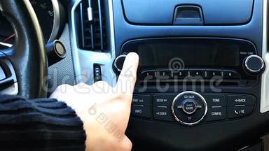 将激光CD加载到<strong>汽车立体声</strong>中听音乐。